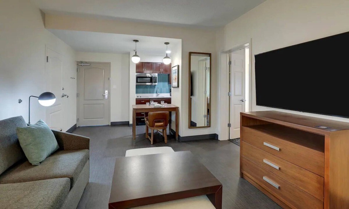Mount Pleasant Hotel | Bright & Awesome Suites w/Parking & Breakfast – 3mi from Charles Pinckney Site