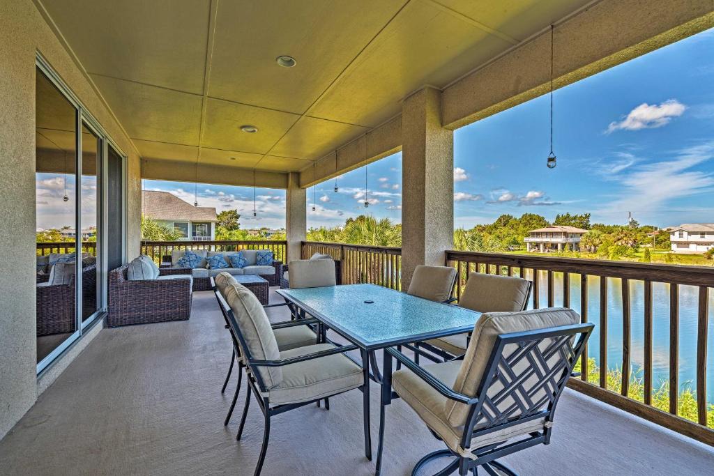 Spring Hill House | Bright Bayfront Home Less Than 2 Mi to Hernando Beach!