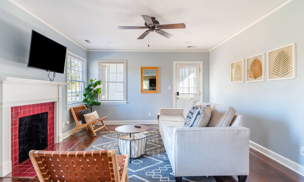 Enderly Park House | Bright Bungalow Close to Uptown