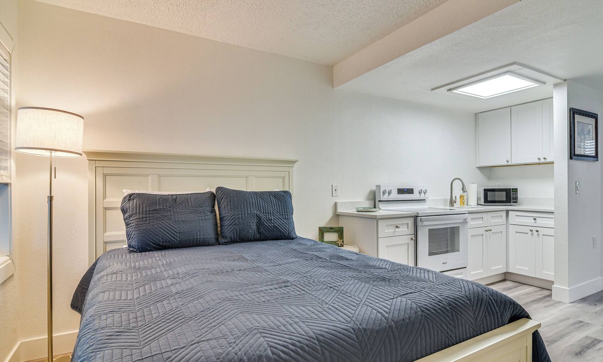 Pass-a-Grille Historic District Apartment | Bright Gulf Coast Escape - 8 Mi to John’s Pass!