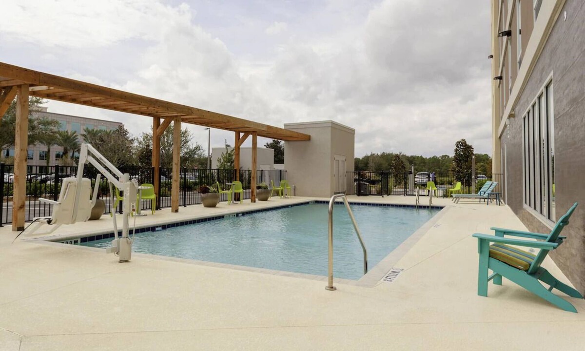 West Palm Beach Hotel | Bright King Studio w/Breakfast & Outdoor Pool, 1.8mi Armory Art Center WPB