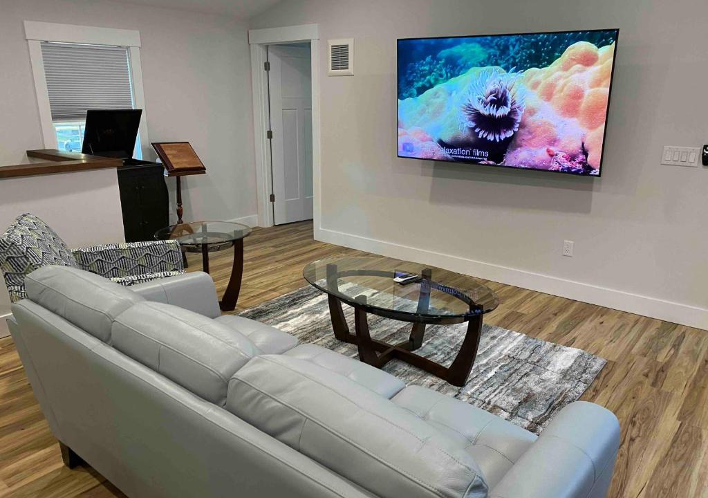 Wilmington Historic District House | Bright Modern 2BR 2BA with Balcony - King bed-Fast Wi-Fi 75 inch OLED TV