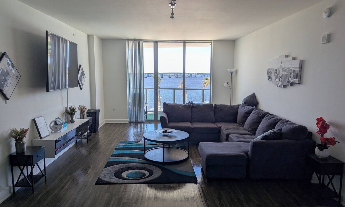 Fort Myers Apartment | Bright Ocean View 2-bedroom tower with AC in pleasant downtown Fort Myers