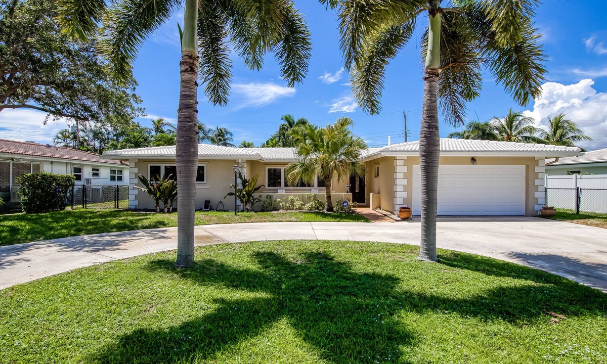 Bel Air House | Bright, one-level home, Florida room, Sony 85” 4k TV, W/D & AC - near the beach