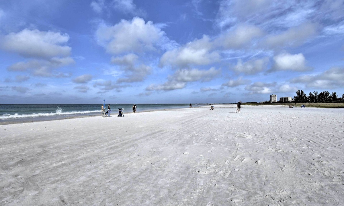 South Sarasota Cottage | Bright Sarasota Bungalow - 5 Mi to Siesta Beach!