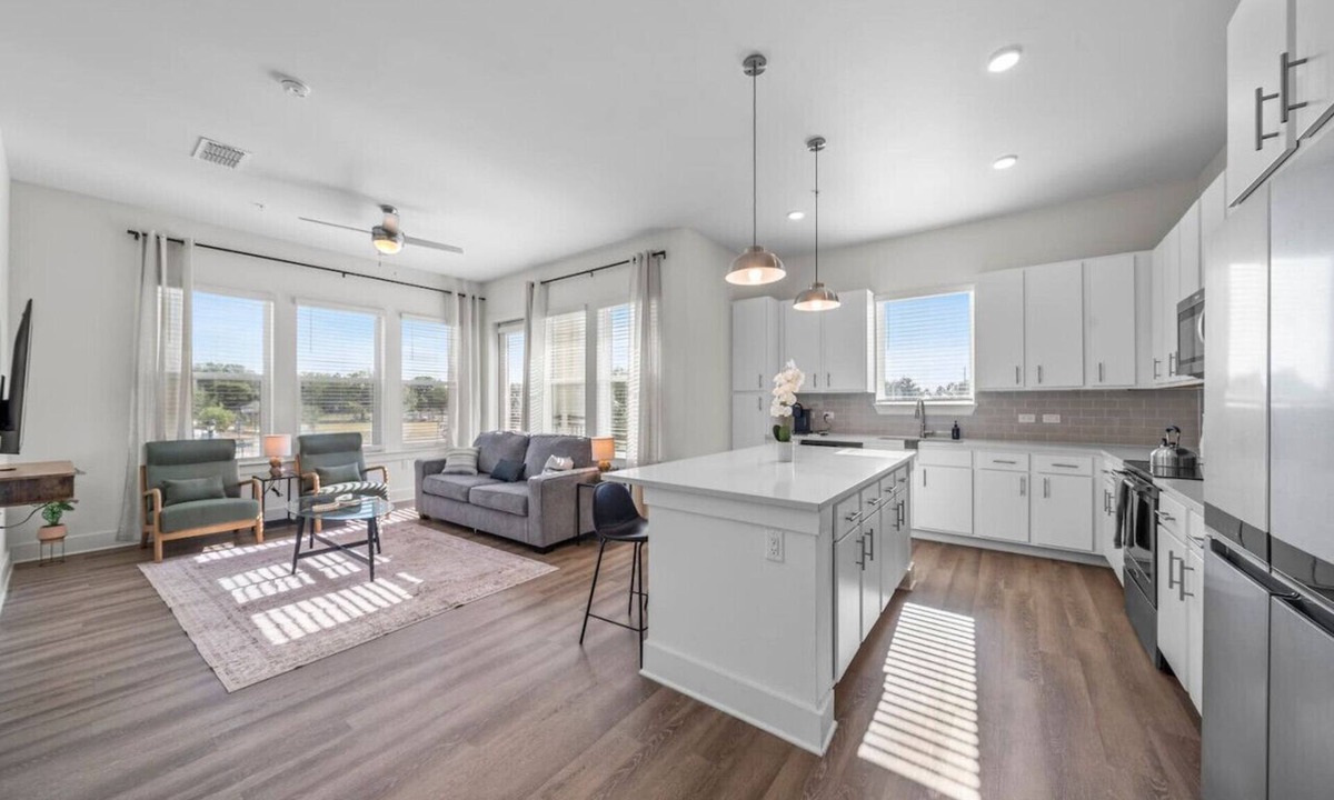 Tampa Apartment | Bright, Spacious 2BD in heart of Tampa | Free Prkg