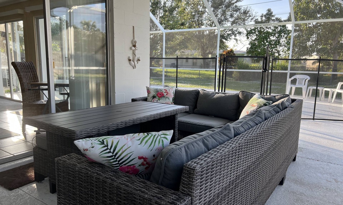 South Gate Ridge House | Bright Sunny Pool Home