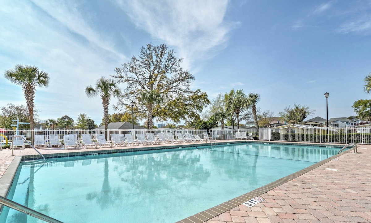 Garden City Cottage | Bright Surfside Beach Cottage w/ Resort Amenities!