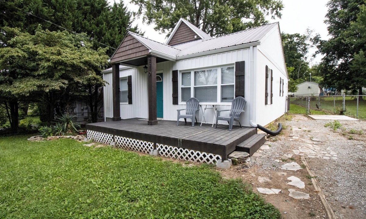 Knoxville House | Brilliance of Bradshaw! 10 min from Downtown Knoxville!