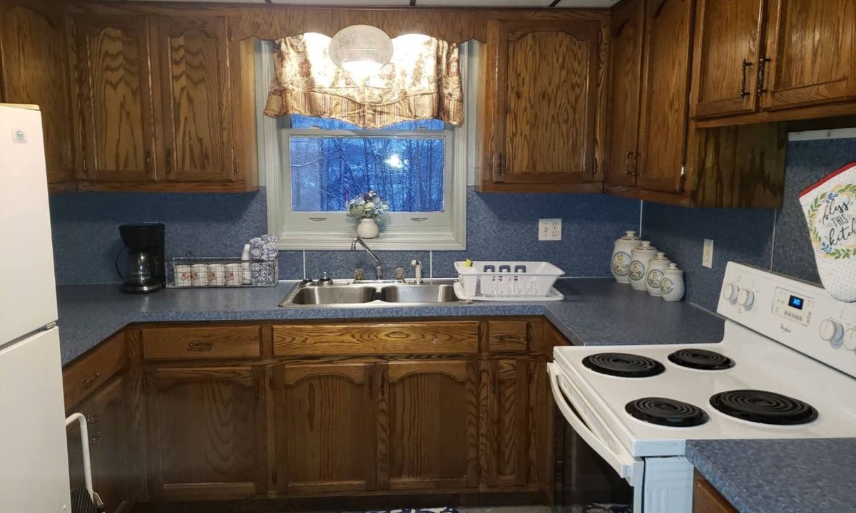 Lynn Garden Apartment | Bristol motor speedway Race fans 1 bedroom/1 bathroom apartment -sleep up to 6