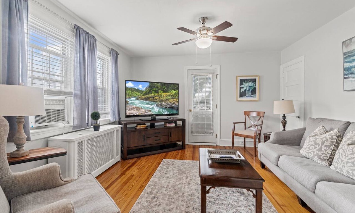 Bryn Mawr Apartment | Bryn Mawr Gem/Balcony/Dedicated Parking/50”TV