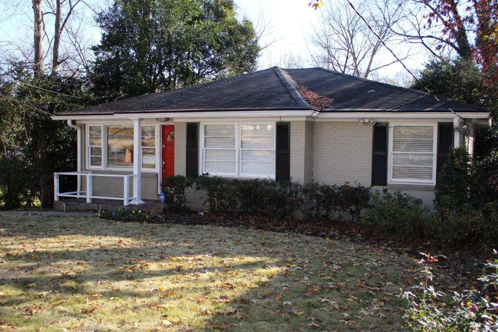 Peachtree Hills House | Buckhead 2155 By HomeComfortStay