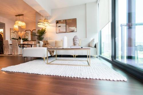 Brookhaven Apartment | Buckhead High-Rise Retreat with Pool & Balcony