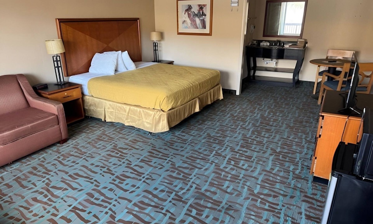 Harriman Hotel | Budget-Friendly King Room with Free Parking & Bfast – Convenient I-40 Location