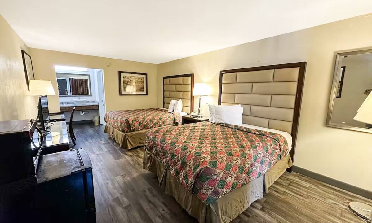 Ridgeway Hotel | Budget-Friendly Room w/Free Parking & Easy I-77 Access – Value Focused