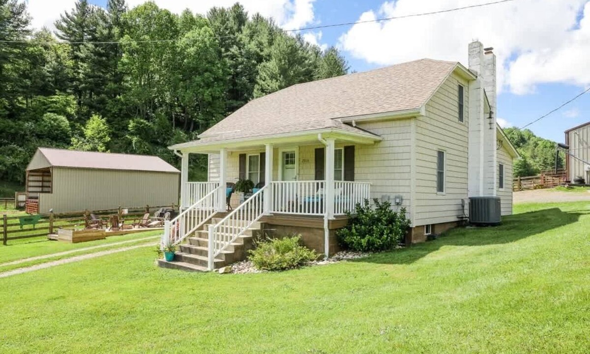 Willis Cottage | Buffalo Mountain Getaway Cottage