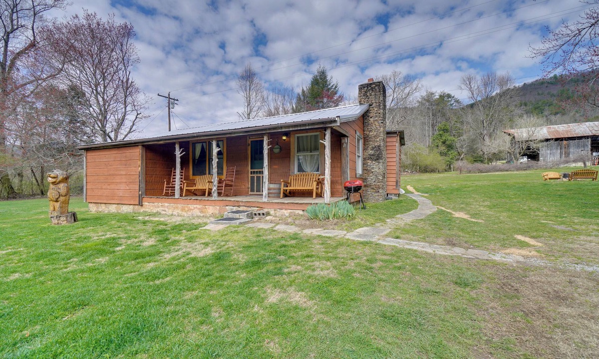 Tallassee Cabin | Cabin < 2 Mi to Great Smoky Mtns Nat’l Park!