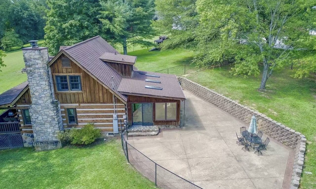 Clinton Cabin | Cabin by the Creek Sleeps 8 on 3 Beautiful acres - Close to town and activities