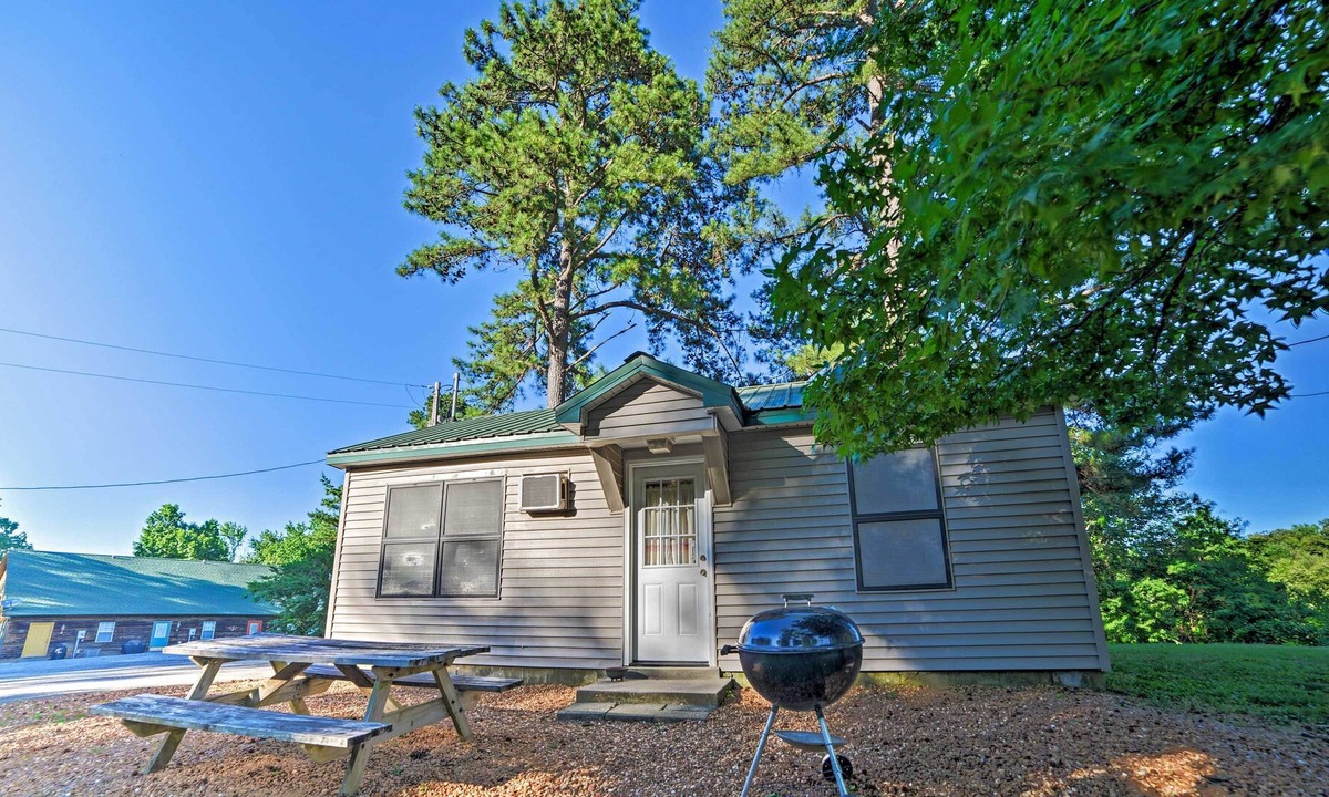 Springville Cabin | Cabin on Kentucky Lake: Nearby Marina Access!