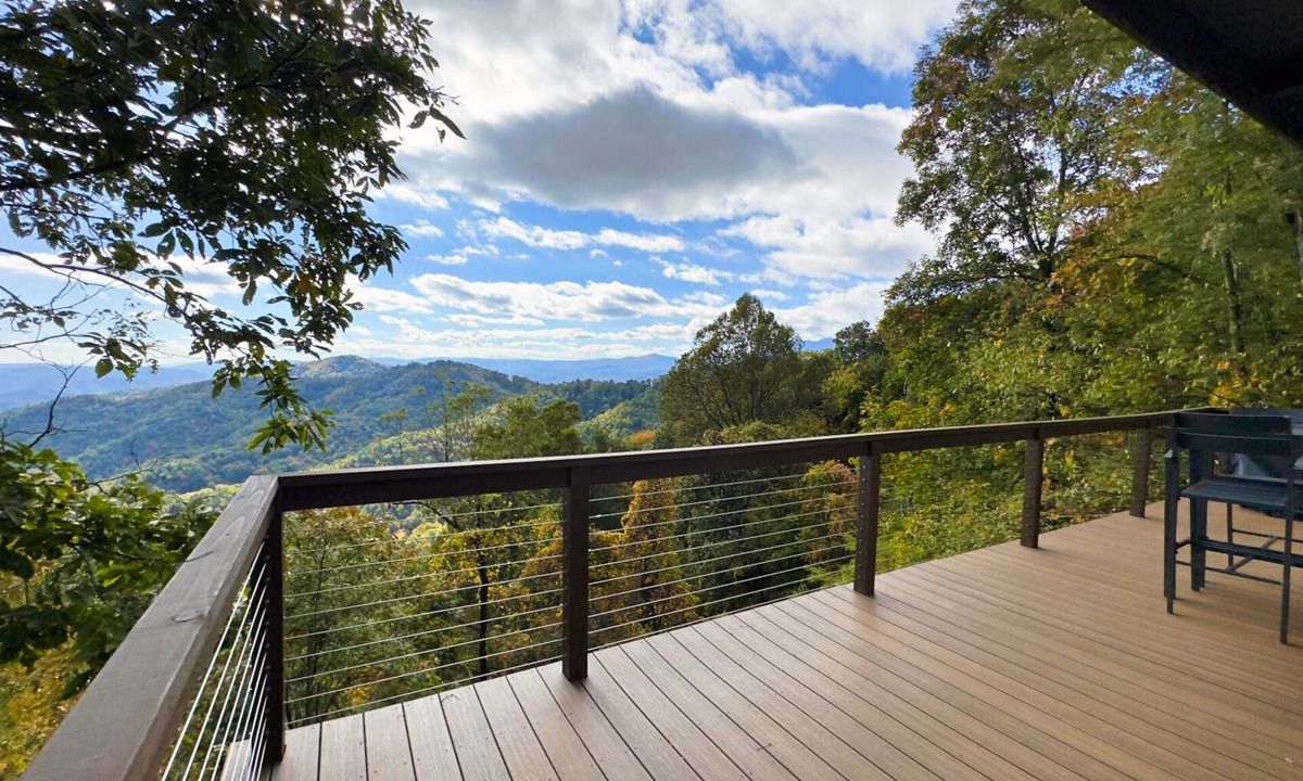 Apple Ridge House | Calling Me Home- hot tub,arcade and game room, outdoor dining, close to Blowing Rock!