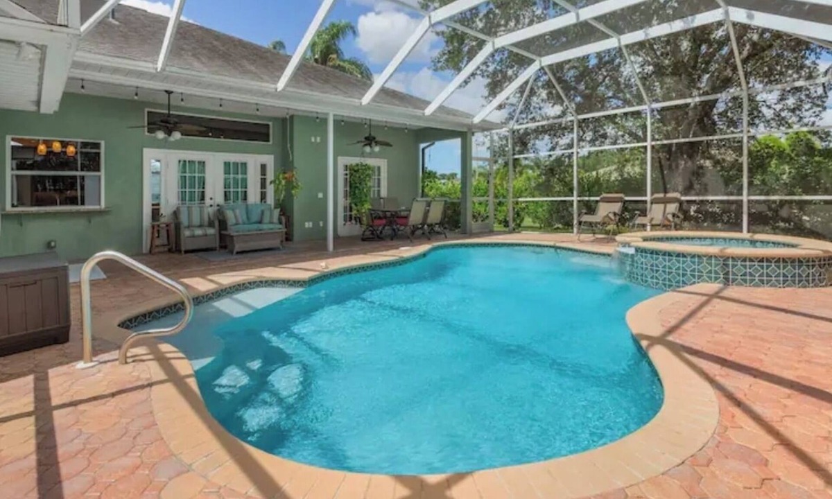San Carlos Park House | Caloosa Palms-Villa with Pool Spa Game Room. Centrally Located to Naples Beaches