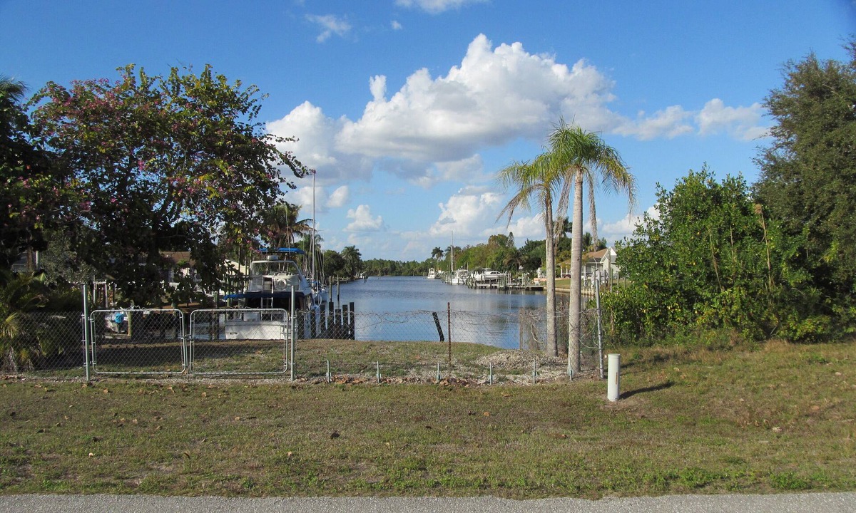 Fort Myers Shores House | Caloosahatchee Boaters: Tropical Bungalow with Water View
