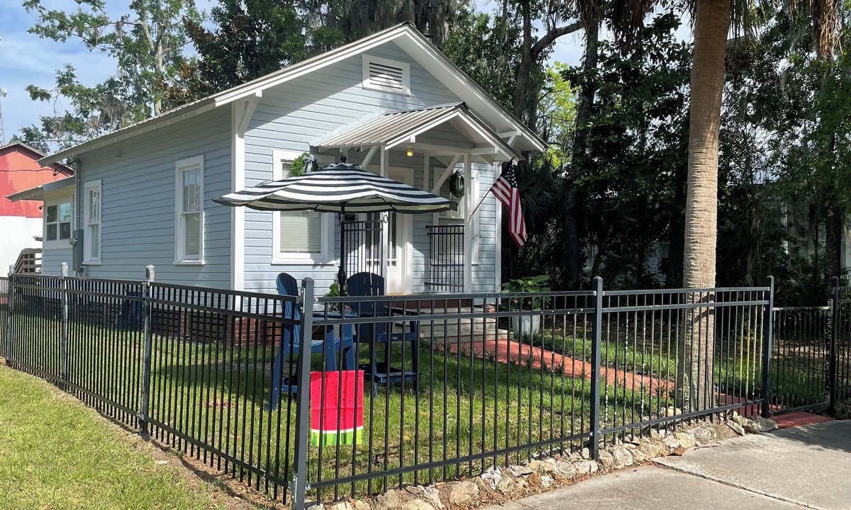Monticello Cottage | Camellia Cottage - wheelchair friendly