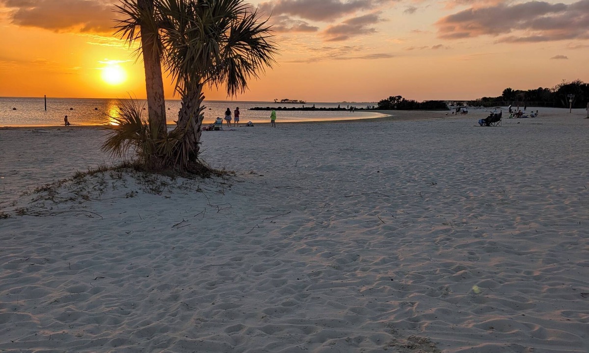 Crystal River RV Rental | Camp in the Sunshine in enchanting Crystal River , Resort Amenities, sleeps 4