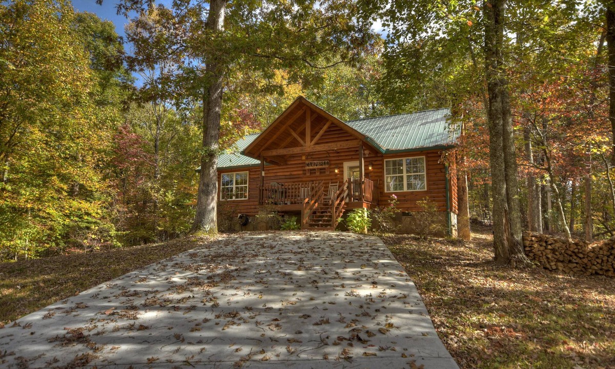 Turtletown Cabin | Campbell's Cozy Cabin | Fire Pit | Hot Tub | Grill