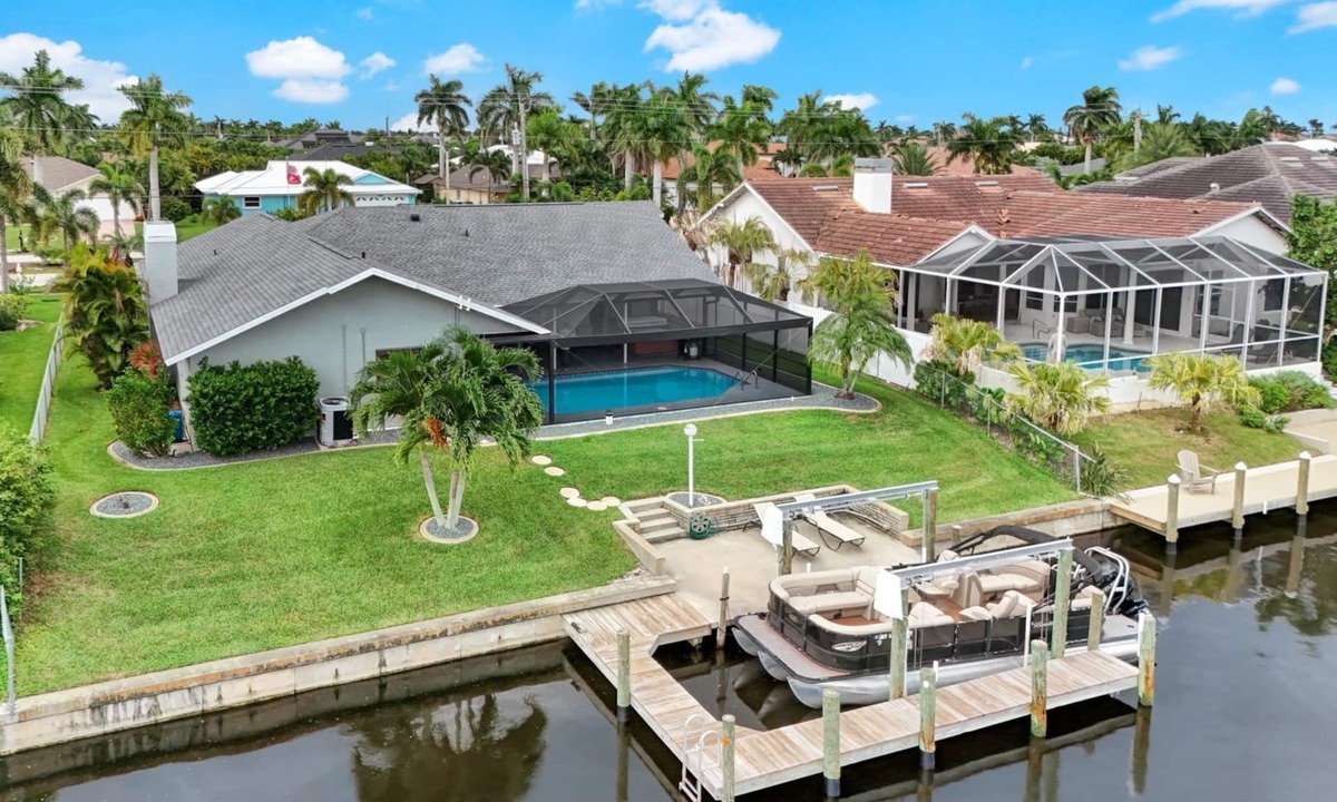 Pelican House | Canal fun! Boat, Pool, Hot tub, Bikes & Kayaks
