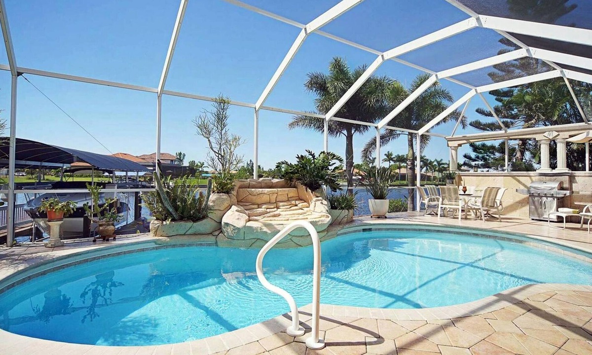 Pelican House | Cape Coral,Pelican, 3/2.5, Pool+REAL Hot Tub, BBQ, Hi-Speed WLAN Staycation Home