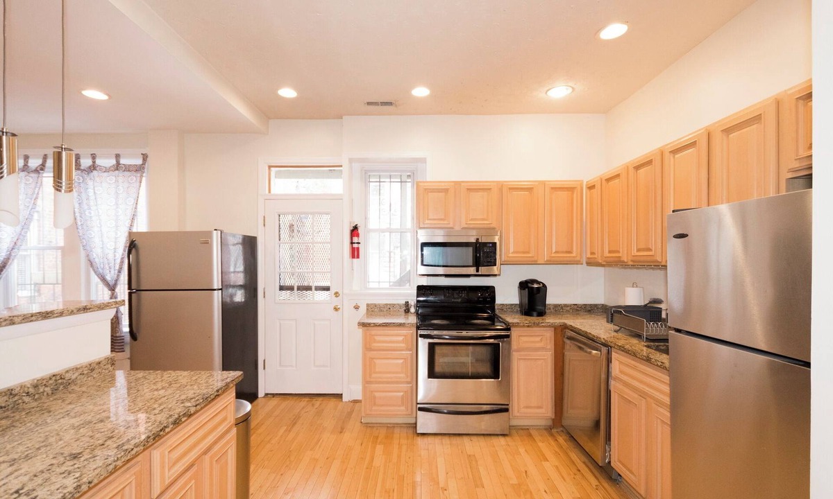 Southeast Apartment | CAPITOL HILL CHARMER: Monument to History & Politics