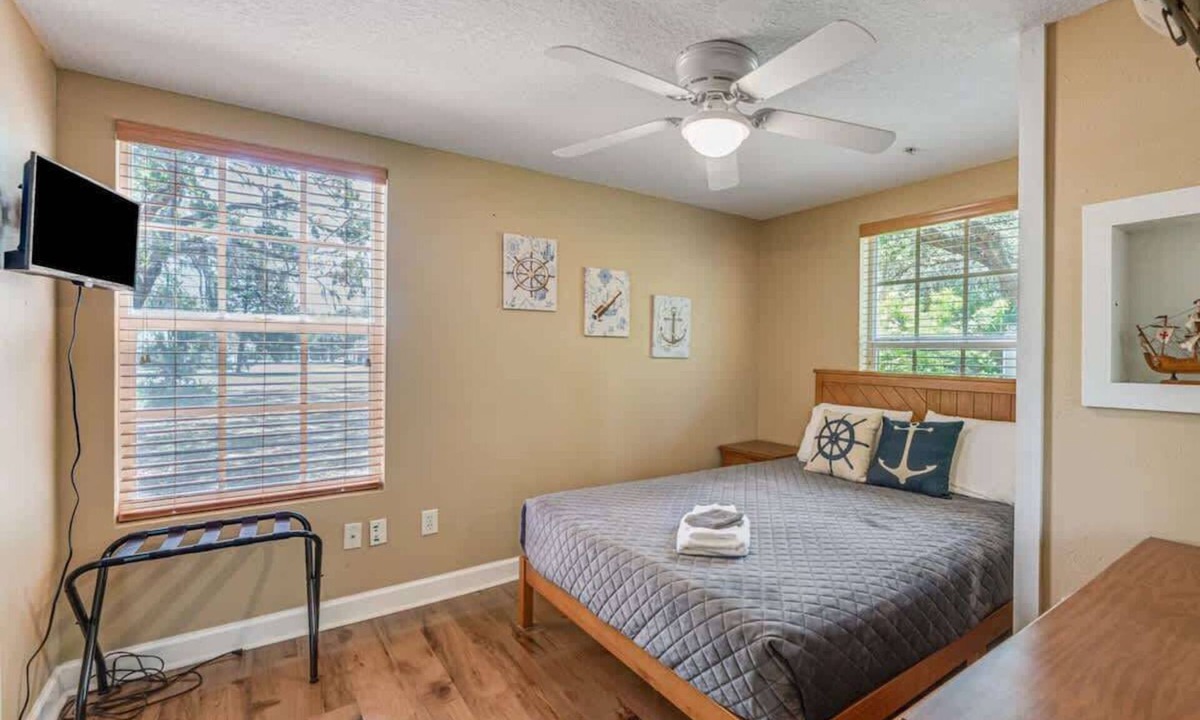 Chassahowitzka Bed & Breakfast | Captain room Summary: