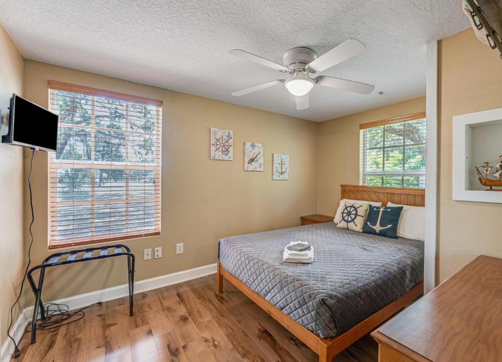 Chassahowitzka Bed & Breakfast | Captain room