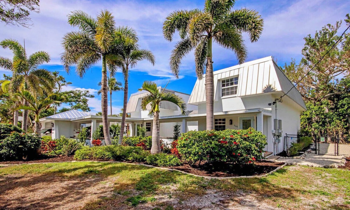 Shell Harbor House | Captain's Haven Sanibel, with Pergola on East End