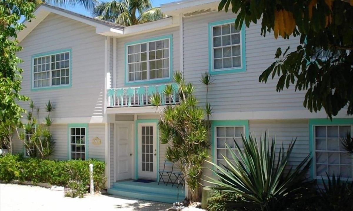 Captiva House | Captiva - Pool Home - Footsteps to Beach and Bay. 3rd property from beach.
