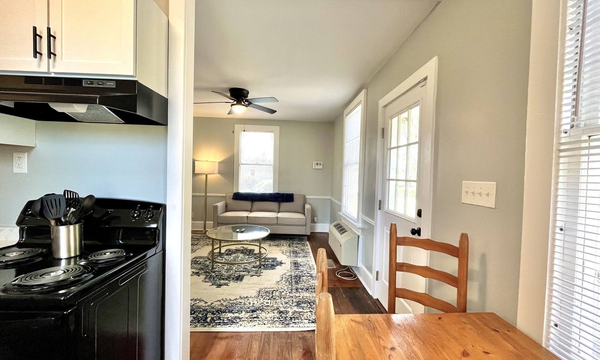 Burton Cottage | Cardinal Cottage - Sleeps 4 - Great Location!