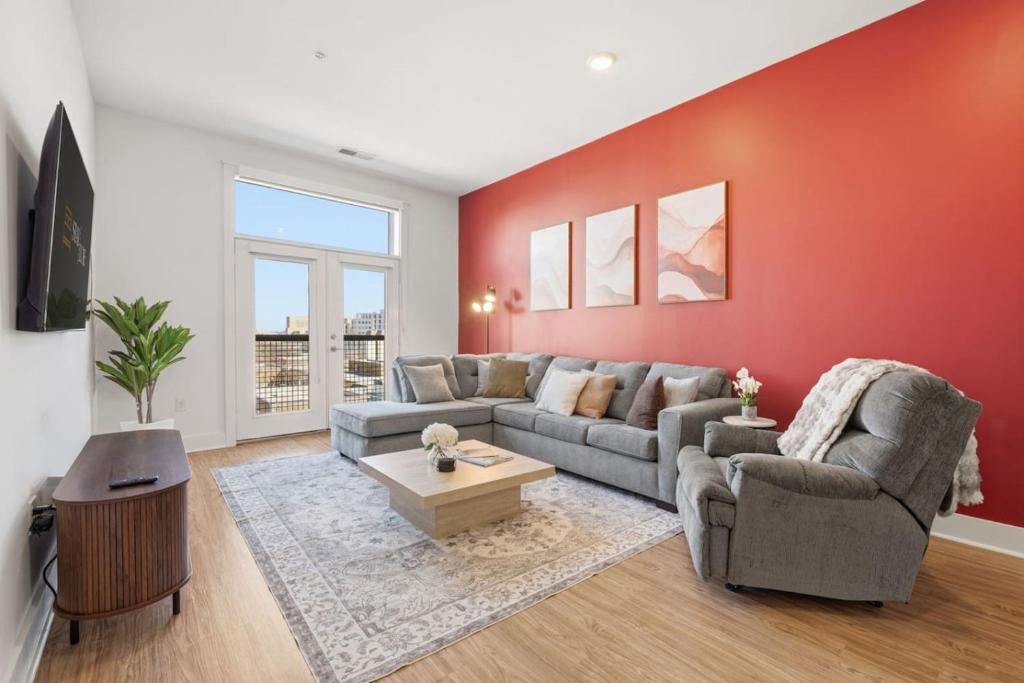 Second Ward Apartment | Carolina Horizon - Pool, City Views, Free Parking