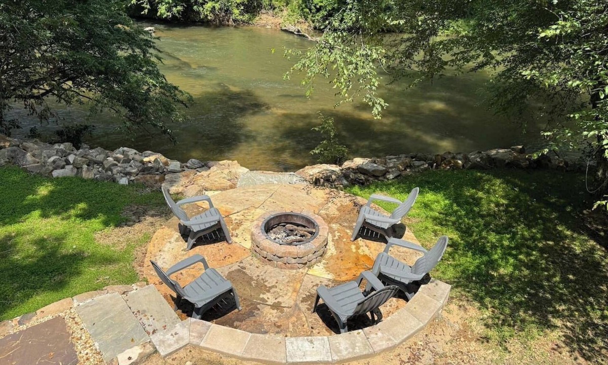 East Ellijay House | Cartecay River Retreat: Hot Tub, Fire Pit & Views!