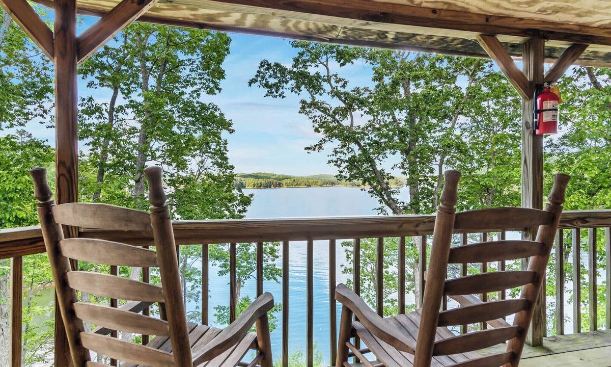 Tate Cabin | Carters Lake, Lakeside Cabin #8, includes free boat slip at the Marina