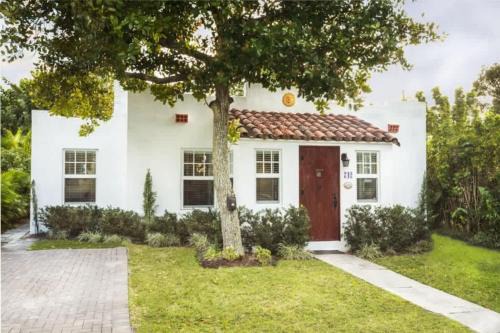 Flamingo Parks House | Casa Blanca - Chic Spanish-Style Cottage with Private Courtyard