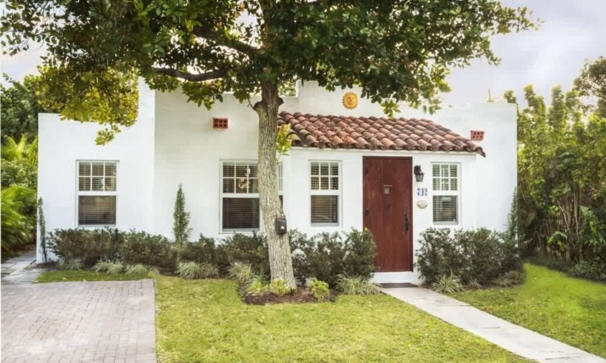 Flamingo Parks House | Casa Blanca - Chic Spanish-Style Cottage with Private Courtyard