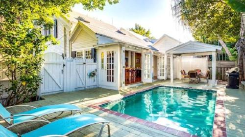 Meadows House | Casa de Rosalie by AvantStay