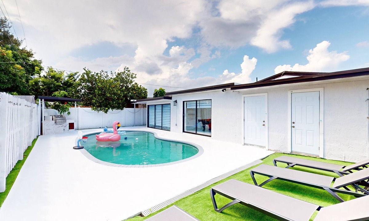 Driftwood House | Casa Lucia 5 Bedroom Home with Pool Near Hard Rock Casino