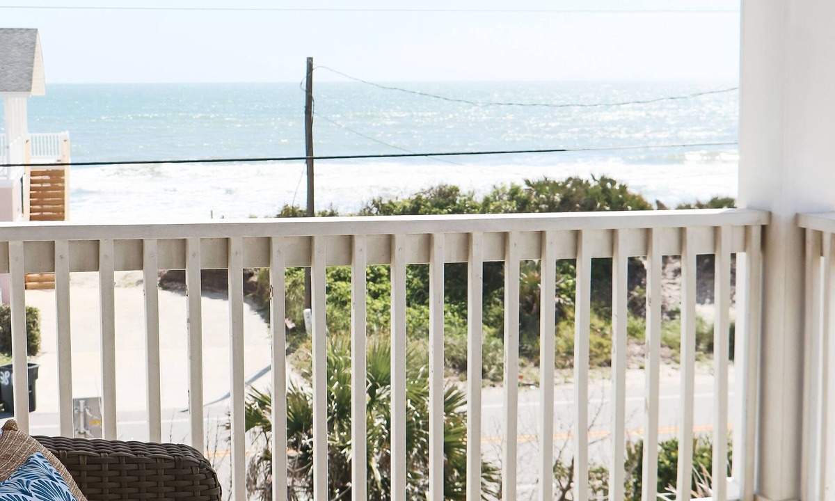 Vilano Beach House | Casa Vilano~steps to the beach, pet + family friendly, fenced yard, heated pool!