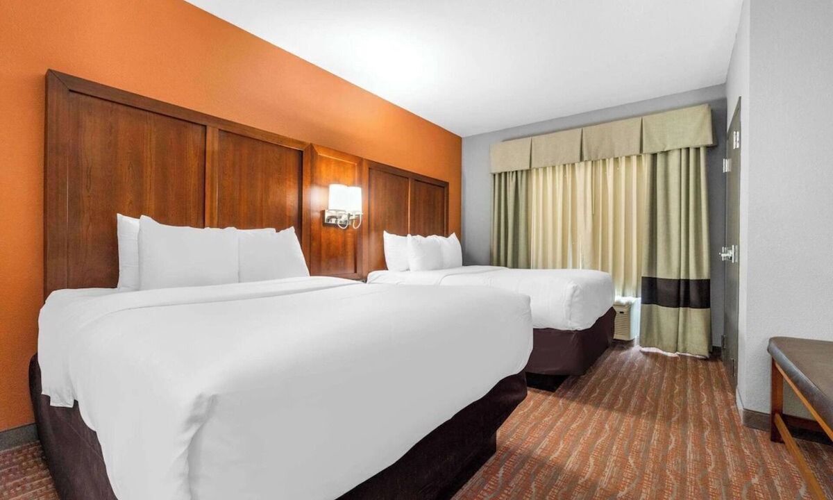 Jackson Hotel | Casey Jones 2 Queen Room w/Breakfast, Gym & Pool