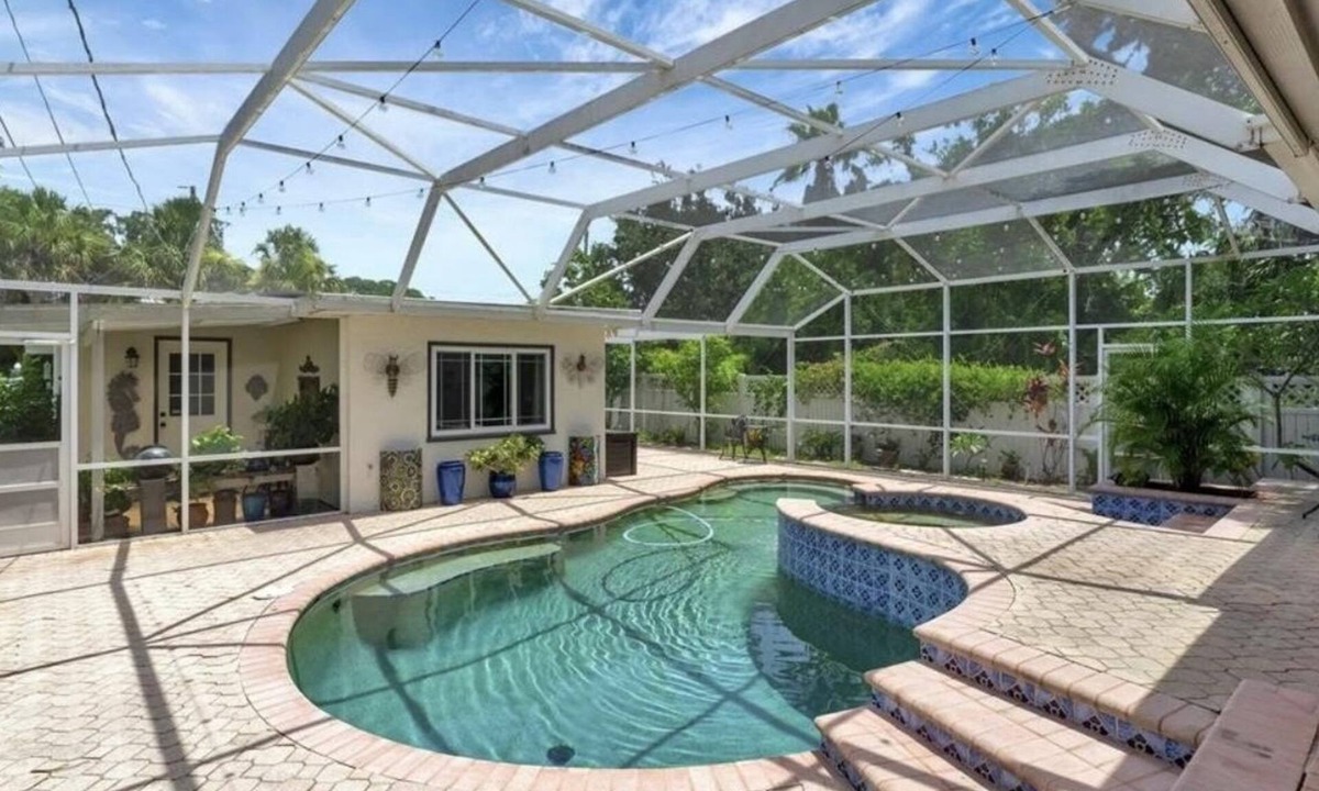 Old Southeast Apartment | Casita steps from beautiful Tampa bay, relaxing pool, kayaks, beach gear