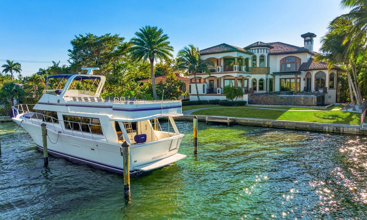 Saint Armands Key House | Castle on-the-Bay - St. Armand’s/Lido Beach 6 BD, Pool/Spa, Boat & Jet Ski Dock