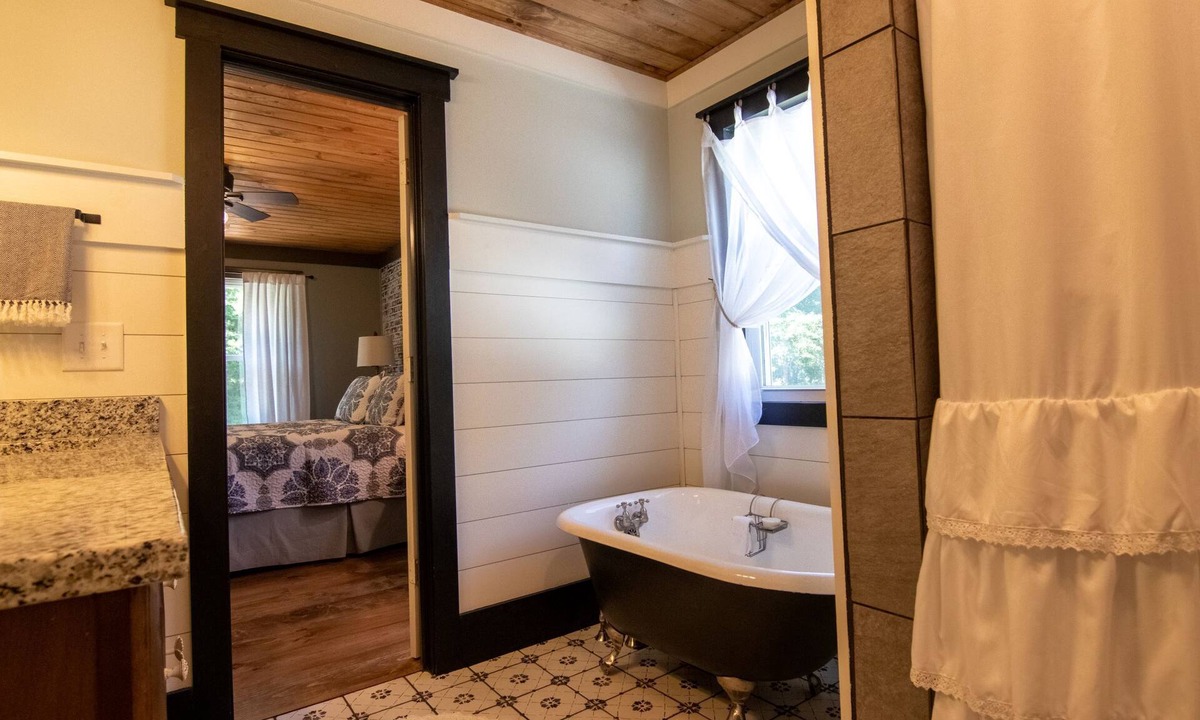 Chattahoochee Hills House | Cedar Hill Cottage - Secluded farmhouse near Serenbe and Atlanta.