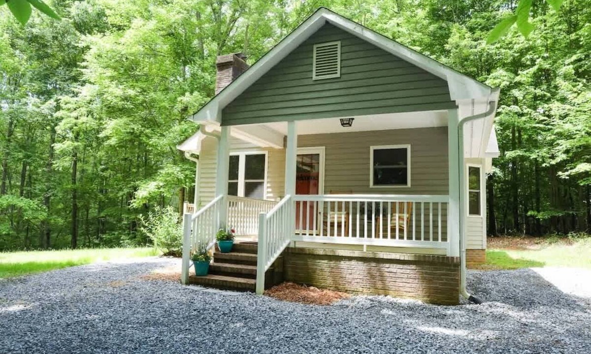 Peters Creek Cottage | Cedar Run Cottage by Buffalo Mountain Getaway